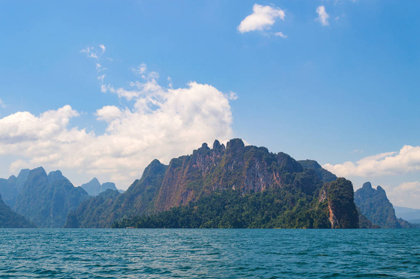 На плотине Ратарапха в национальном парке Кхао Сок, провинция Сурат Тани, Таиланд - Фото, изображение