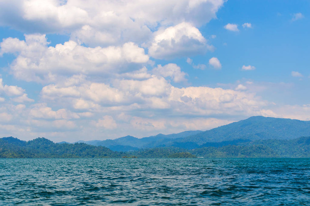 Gyönyörű hegyek tó folyó ég és természeti látnivalók Ratchaprapha gát Khao Sok Nemzeti Park, Surat Thani tartomány, Thaiföld - Fotó, kép