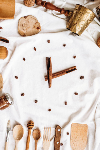 reloj hecho de palitos de canela y granos de café
 - Foto, imagen