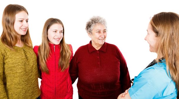 Femme âgée avec grands-mères et jeune médecin
  - Photo, image