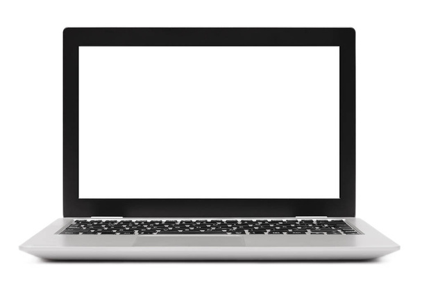 Geïsoleerde laptopcomputer met leeg scherm op wit  - Foto, afbeelding