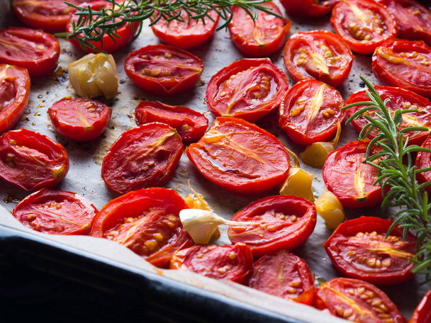 Sarımsak ile pişmiş kırmızı domatesler - Fotoğraf, Görsel