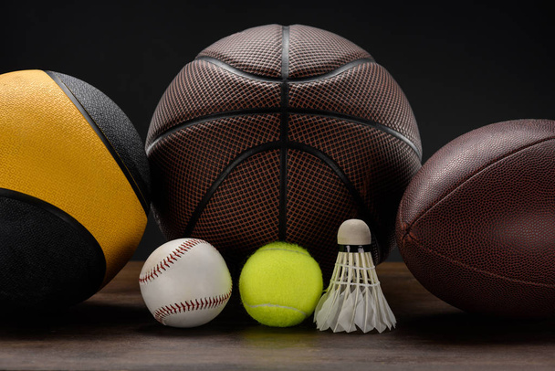 Verschiedene Sportbälle und Federball - Foto, Bild