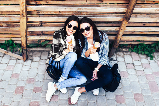 Two girls eating ice cream - Foto, imagen