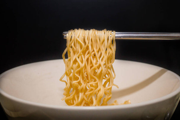 Gli spaghetti istantanei vista dall'alto sfondo pulito
 - Foto, immagini