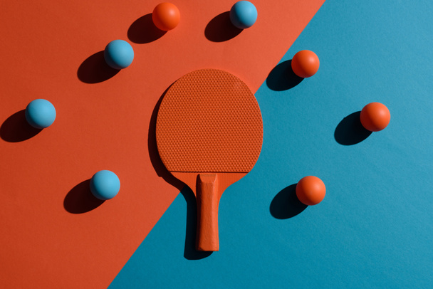 raquette et balles de ping-pong
 - Photo, image