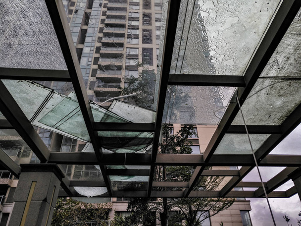 разбитое стекло в жилом районе после сильного шторма
 - Фото, изображение