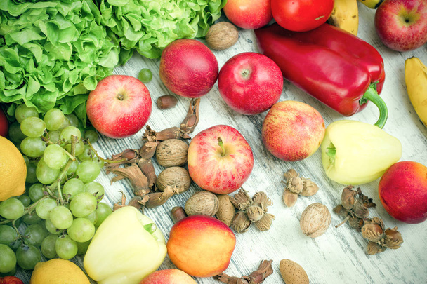 Υγιεινή διατροφή, υγιεινή διατροφή - φρέσκα οργανικά φρούτα και λαχανικά - Φωτογραφία, εικόνα