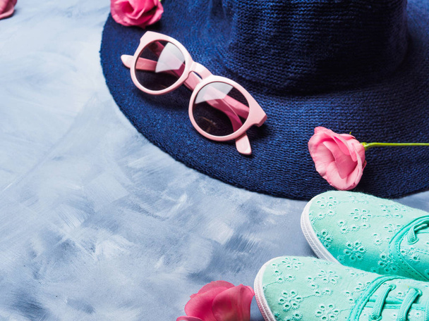 Hat, sun glasses and shoes - Photo, Image