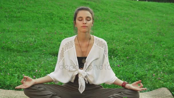 Mädchen macht die Hauptpose des Yoga - Filmmaterial, Video