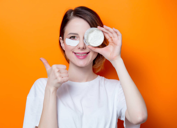 vrouw bedrijf gezichtscrème - Foto, afbeelding
