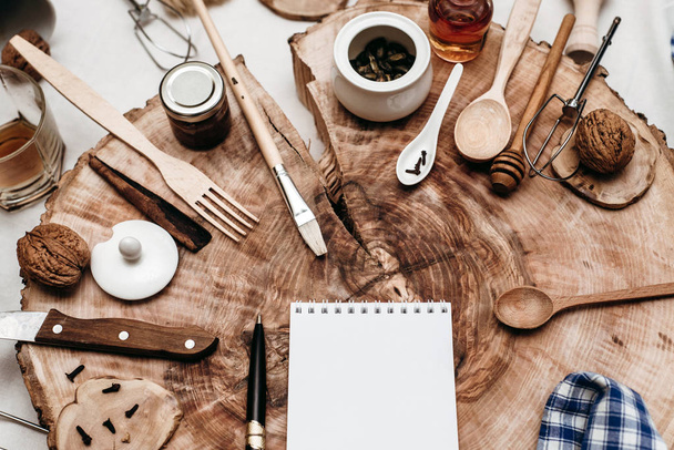 ustensiles de cuisine, cahier et stylo
 - Photo, image