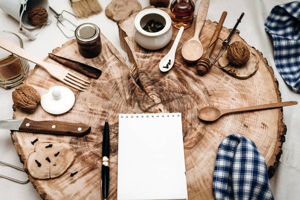 mutfak eşyaları, defter ve kalem - Fotoğraf, Görsel