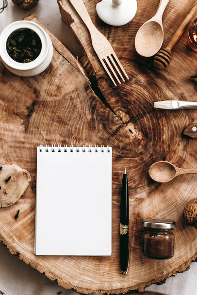 utensili da cucina, taccuino e penna
 - Foto, immagini