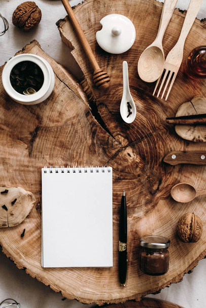 utensílios de cozinha, caderno e caneta
 - Foto, Imagem