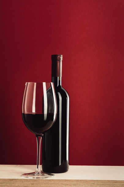Wineglass και μπουκάλι κρασί - Φωτογραφία, εικόνα