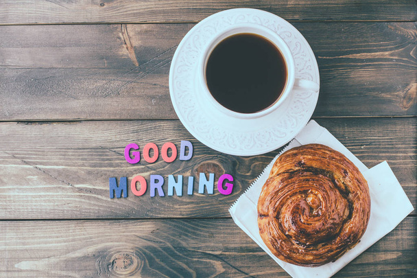 Taza de café y cartas Buenos días
  - Foto, imagen
