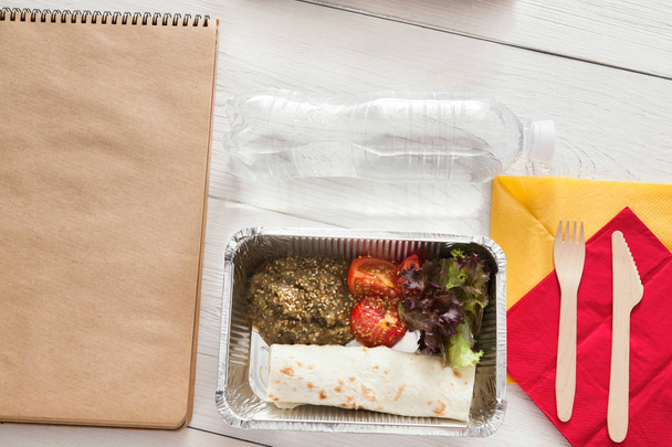 Aliments sains dans des boîtes de papier d'aluminium, concept de régime. Salade avec pain plat
 - Photo, image