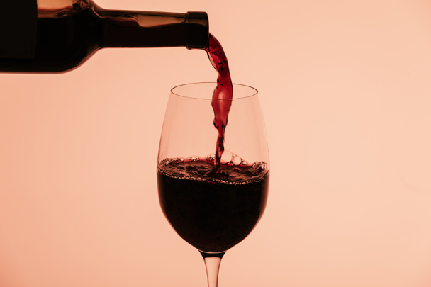 червоне вино вливається в склянку
 - Фото, зображення