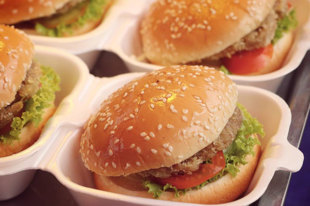 Hamburger wieprzowy na ulicy żywności - Zdjęcie, obraz