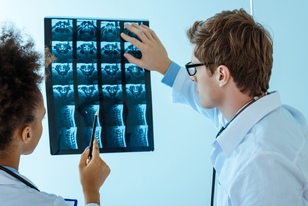Médicos que examinam raios-X
 - Foto, Imagem
