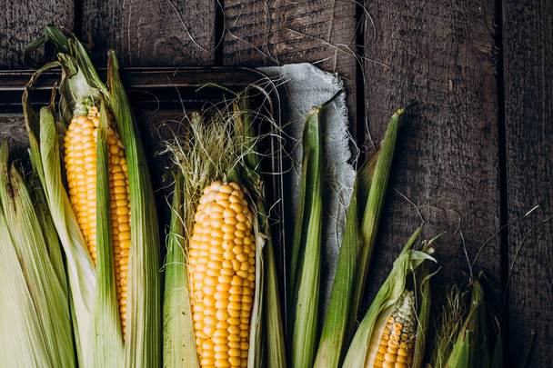 Fresh corn cobs on table - Фото, зображення