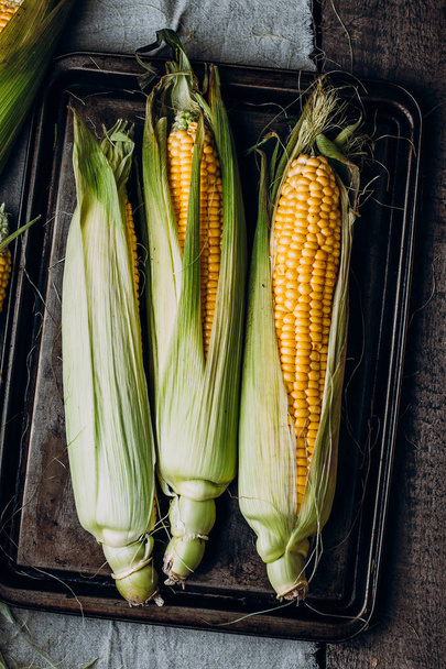 corn cob on table - Φωτογραφία, εικόνα