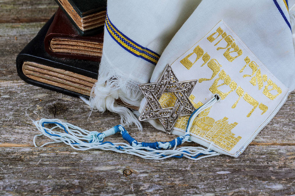 Gebetsschal - tallit, jüdisches religiöses Symbol. Selektiver Fokus - Foto, Bild