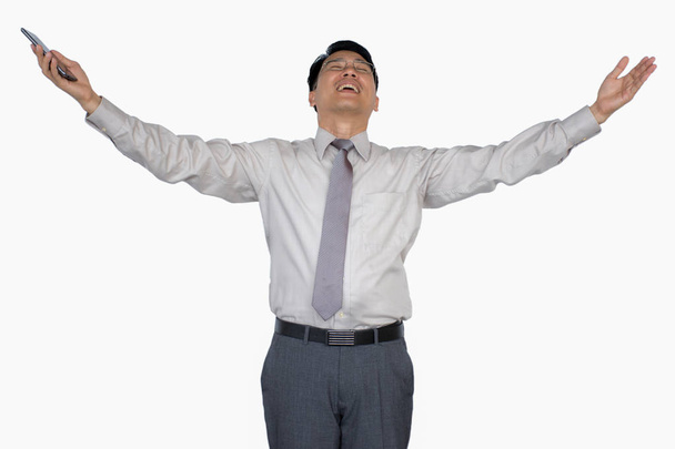 Бизнесмен поднимает руки на белом фоне
 - Фото, изображение