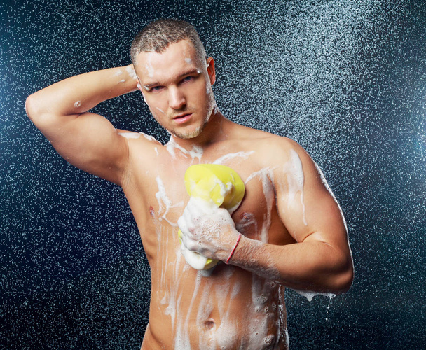 man taking shower - Zdjęcie, obraz