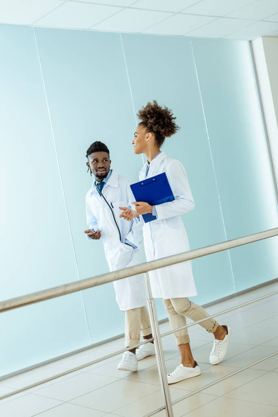 Αφρικανικός-αμερικανική γιατρούς περπάτημα στο νοσοκομείο - Φωτογραφία, εικόνα