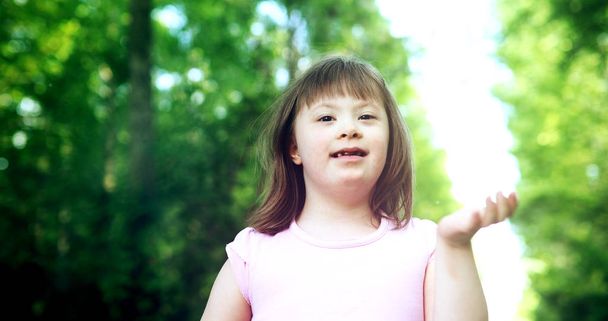 Portrait de belle petite fille avec le syndrome du duvet
 - Photo, image