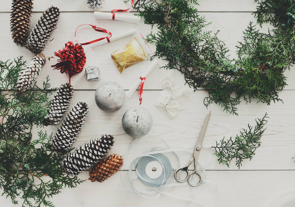 Creatieve diy hobby. Handgemaakte ambachtelijke Kerstdecoratie, ornament en garland - Foto, afbeelding