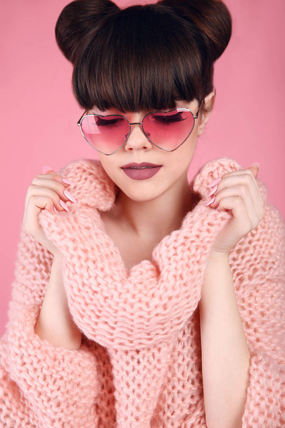Fashion style teen girl model in knitted sweater. Brunette in he - Φωτογραφία, εικόνα