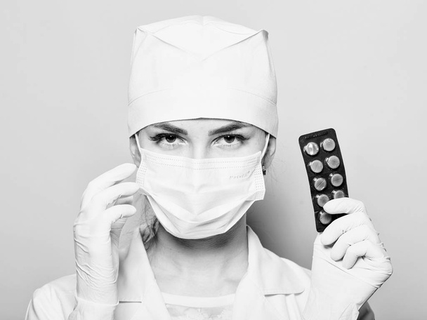 Nurse with pills - Foto, Imagen
