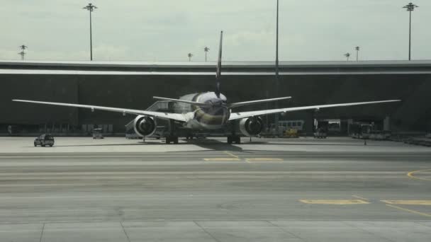 Ilma-alus valmistautuu lähtemään ja lastaamaan matkatavaroita Suvarnabhumin lentoasemalla
 - Materiaali, video