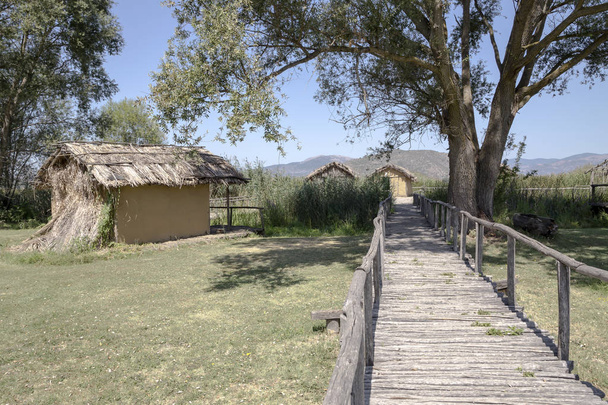 asentamiento de la orilla del lago neolítico cerca de la aldea de Dispilio
  - Foto, imagen