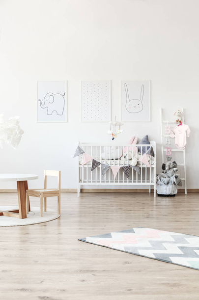 White baby's bed in room - Fotoğraf, Görsel