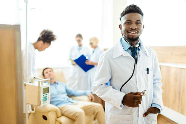 joven médico afroamericano en el hospital
 - Foto, Imagen