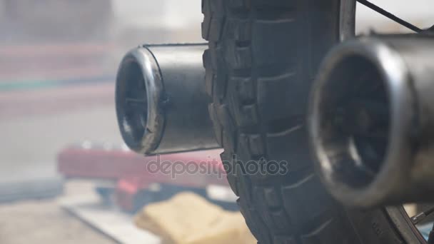 Zbliżenie starej rury wydechowej motocykla uwalniającej opary w powietrzu. Zwolniony ruch - Materiał filmowy, wideo