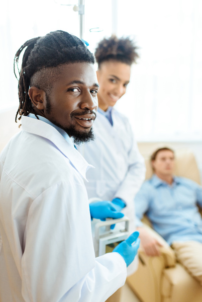 médico afro-americano em quarto de hospital
 - Foto, Imagem