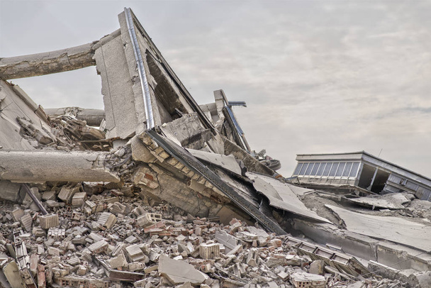 Edificio de hormigón industrial colapsado. Ruina casa terremoto escombros y escombros - Foto, Imagen