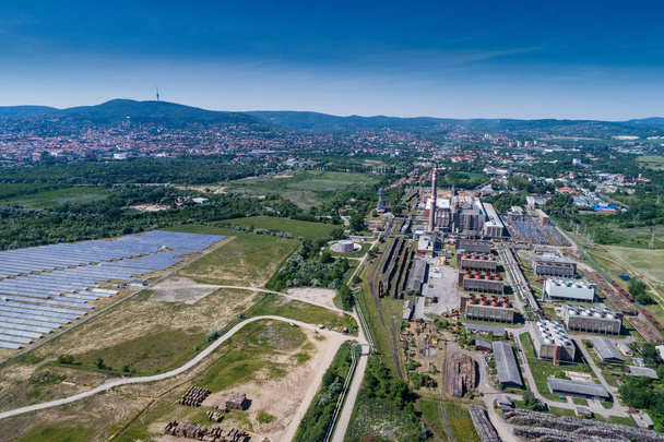 Vue aérienne de la centrale solaire
 - Photo, image