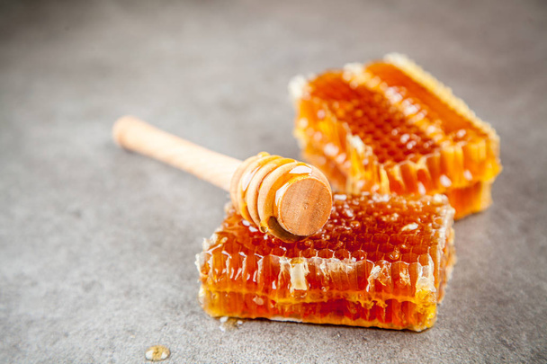 Honingraat on grijze achtergrond - Foto, afbeelding