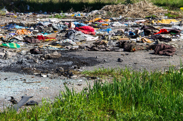 Куча бытового мусора на свалке
 - Фото, изображение