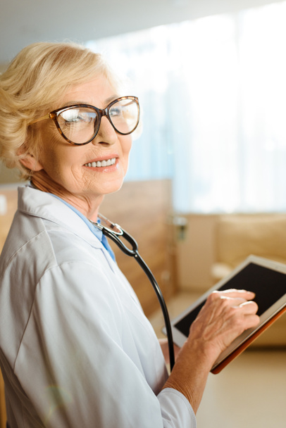 Oberarzt mit digitalem Tablet - Foto, Bild