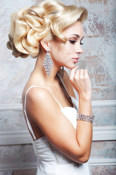 Beautiful bride with fashion wedding hairstyle - close up pictur - Foto, Imagen