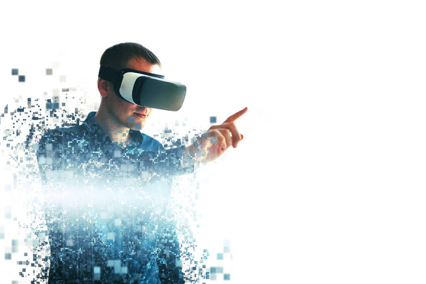 Egy személy a virtuális szemüvegek repül pixel. A férfi a virtuális valóság szemüveg. Jövőbeni technológia koncepció. Modern képalkotó technológia. Töredezett képpont. - Fotó, kép