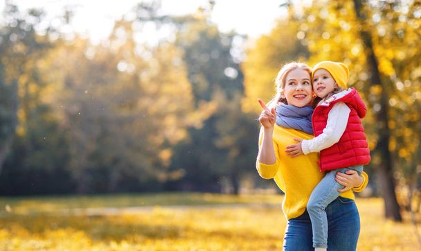 feliz familia madre e hija en otoño a pie
  - Foto, imagen
