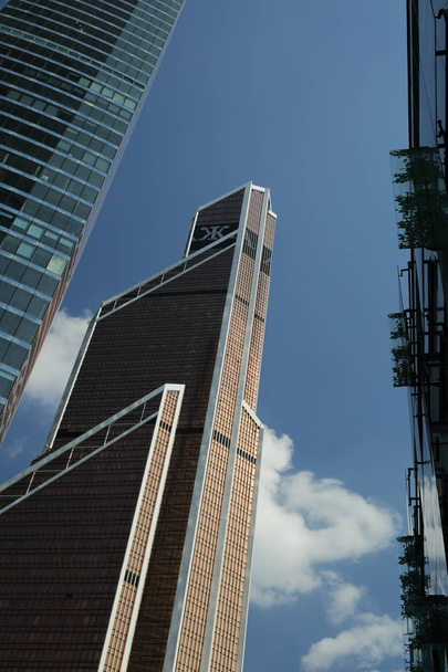 Moskou, Rusland - 13 augustus 2017: Lage hoekmening van Moscow-City wolkenkrabbers. Moscow-City (Moskou International Business Center) is een moderne commerciële gebouwen met een futuristisch design in het centrum. - Foto, afbeelding